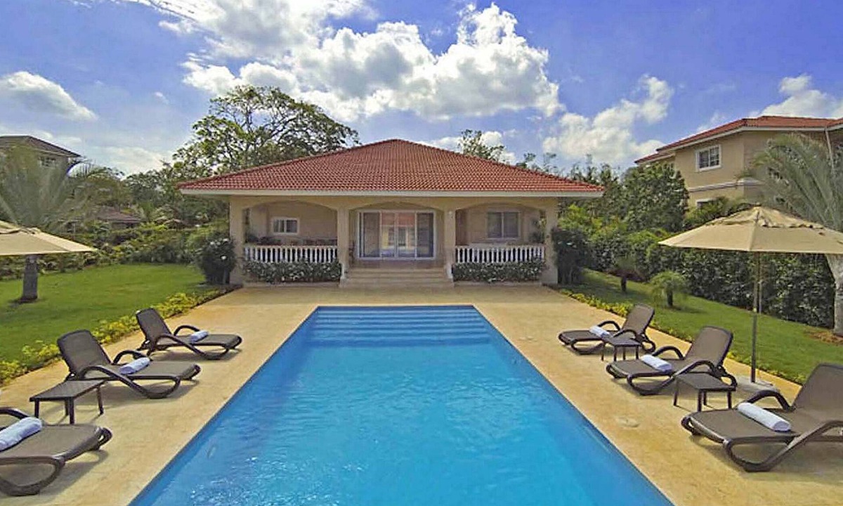 Urbanizacion Tavarez Villa | 10-bedroom, 10-bathroom complex, 2 private pools, BBQ/cable TV/WiFi/AC