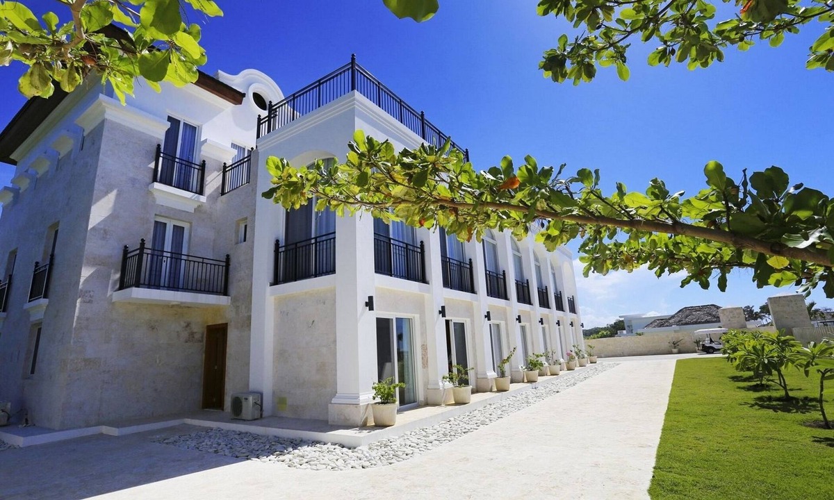Playa Chiquita Apartment | 2BD luxury condo on sandy beach, with pool/gym/tennis/basket!