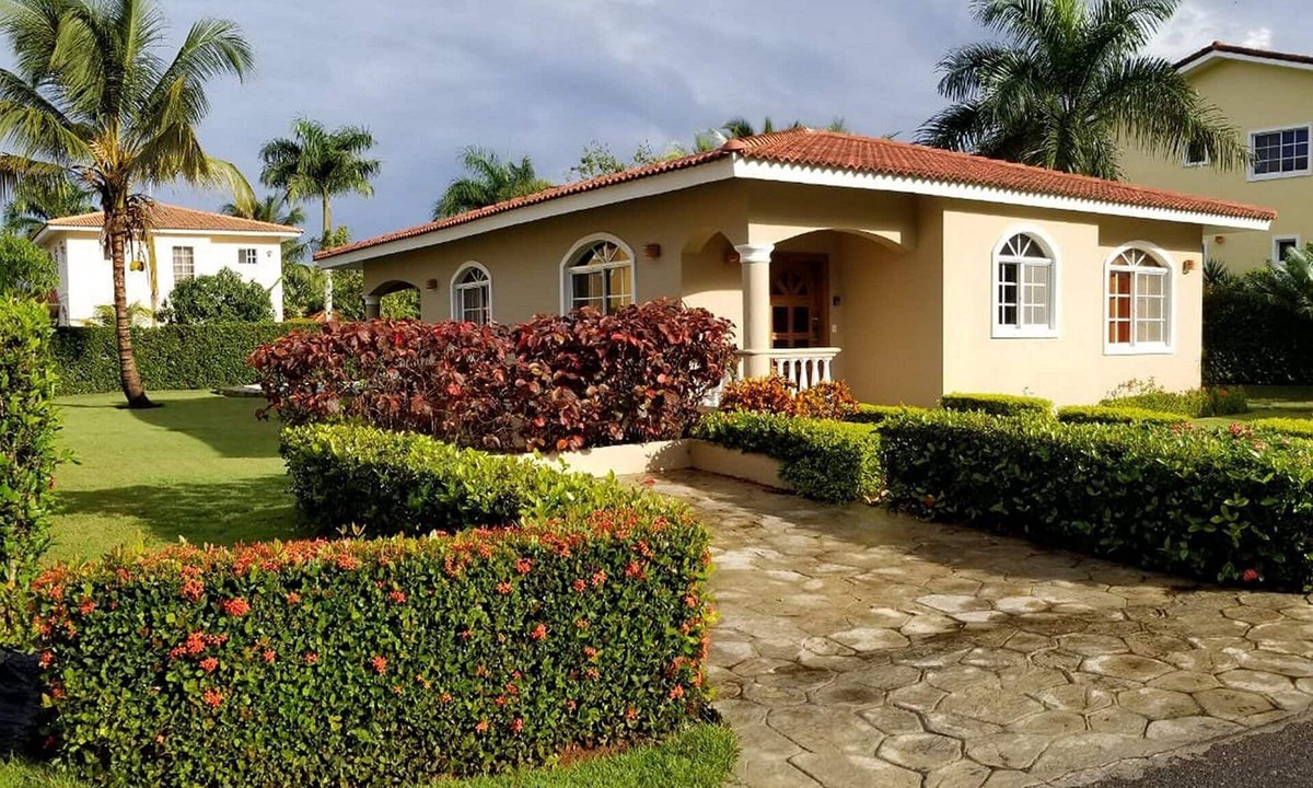 Urbanizacion Tavarez Villa | 2BD villa, private pool, tennis/basket/football courts, steps from beaches/shops