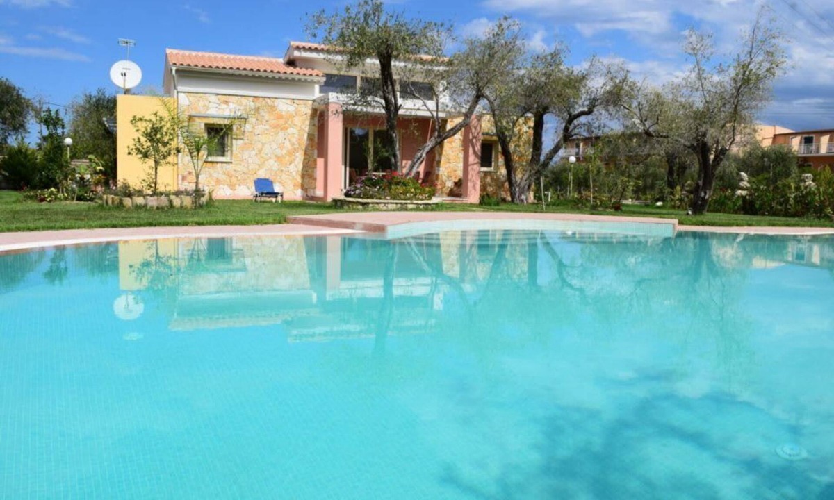 Messonghi House | 2BR Villa Private Pool Garden Whirlpool BBQ Parking