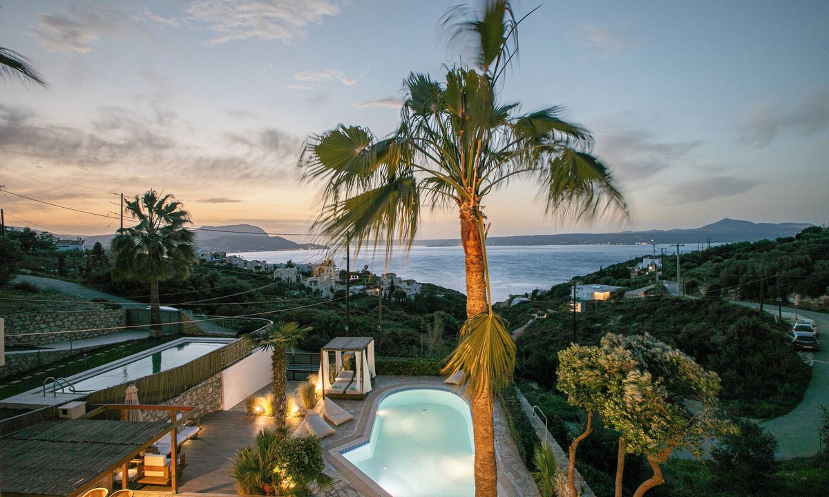 Plaka Villa | 300mt to Restaurants & Supermarkets *1km to Beach*Gym
