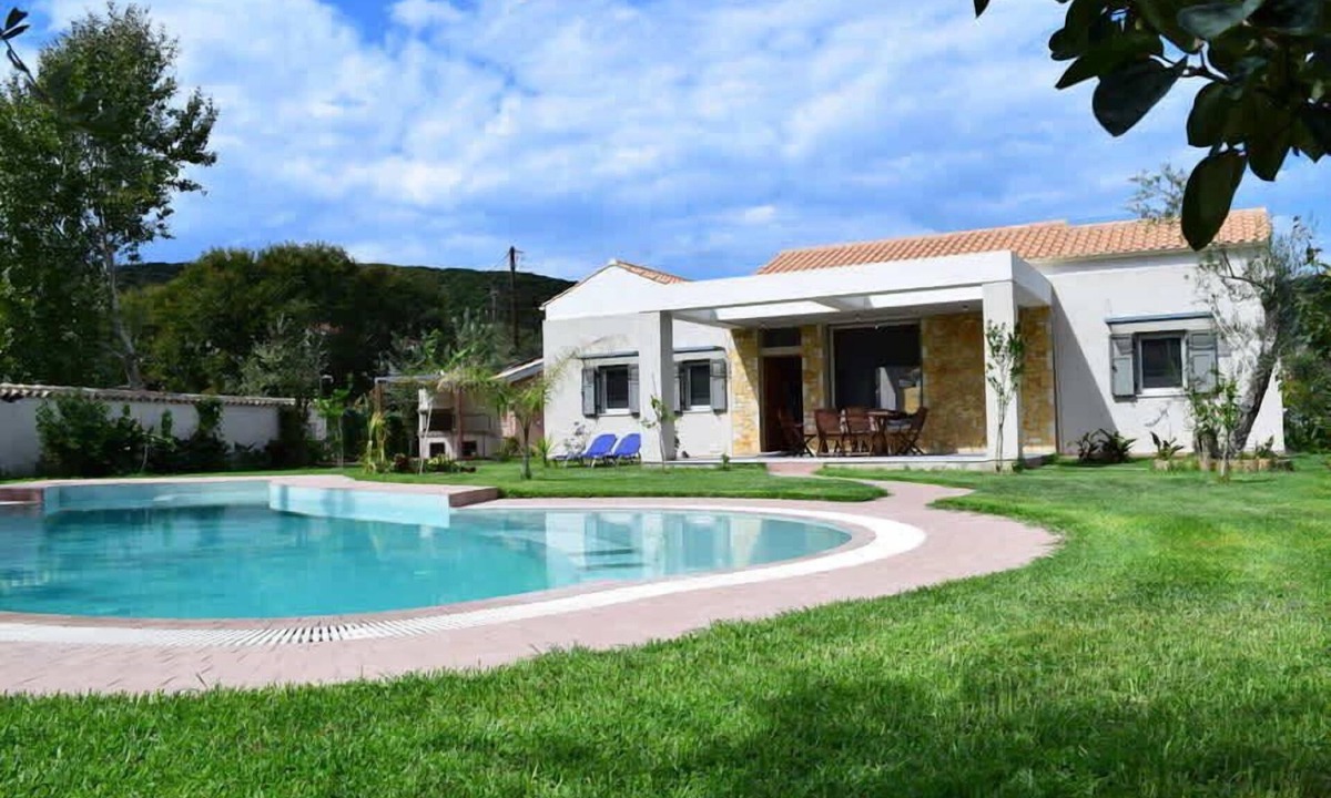 Messonghi House | 3BR Villa Private Pool & BBQ Daily Maid AC