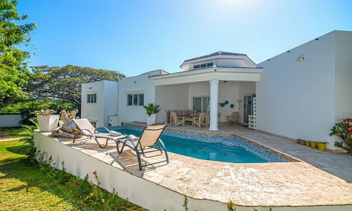 Sosua Villa | 4-bedroom inexpensive villa steps to the sandy beach, with pool/cable TV/Wi-Fi