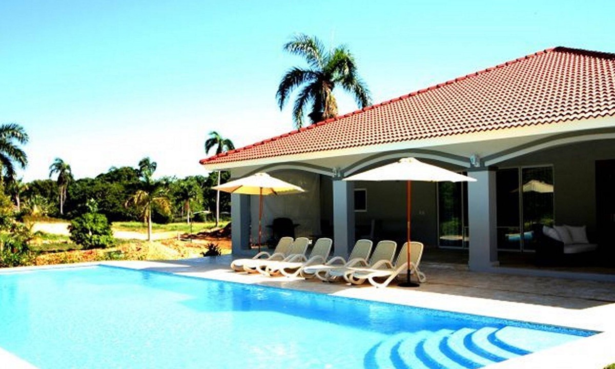 Urbanizacion Tavarez Villa | 4BD guest-friendly villa, 5 TVs, fast internet, AC also in living room, near all