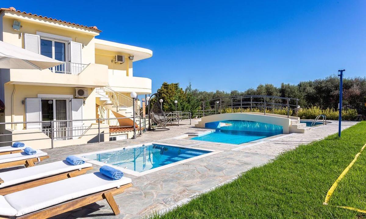 Houdetsi Villa | 90m2 Pool, Pool, basket, playground, soccer, volley and more!
