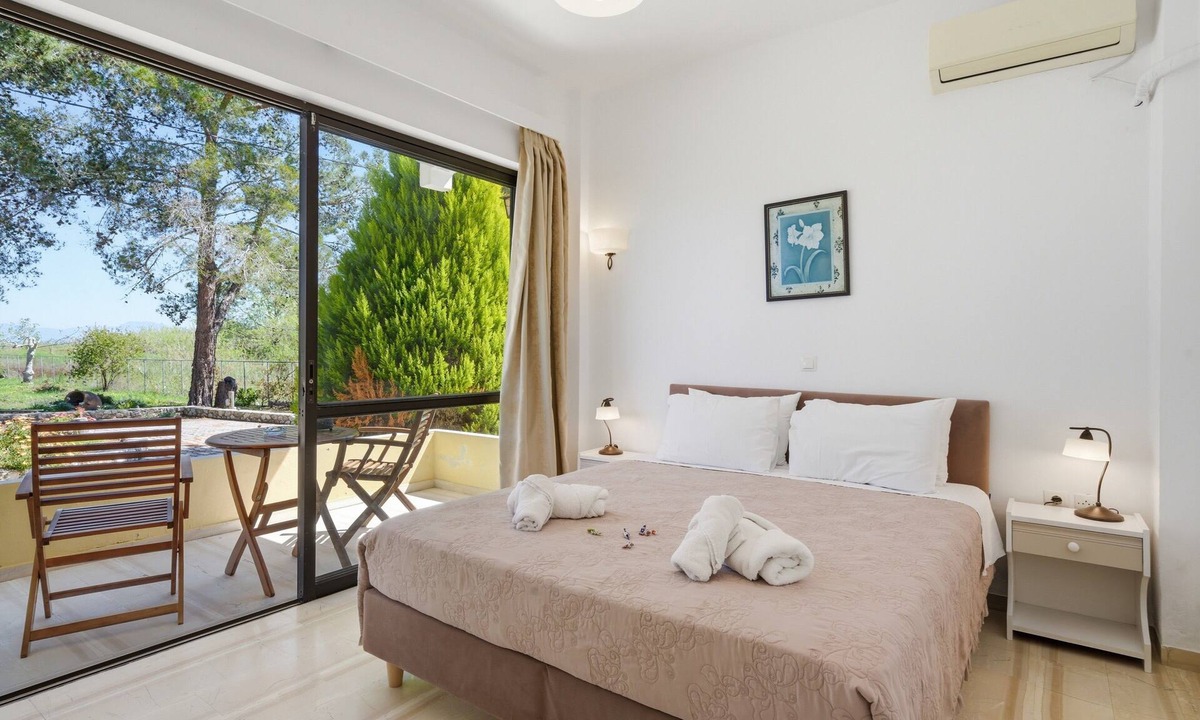 Melikia Apartment | Alexandra Apartment 1 Holiday Home with Balcony & Wi-Fi