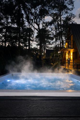 La Vega Province Ski Chalet | Alpina Village, Jacuzzi Climatizado, Montaña, Fogata, Jarabacoa