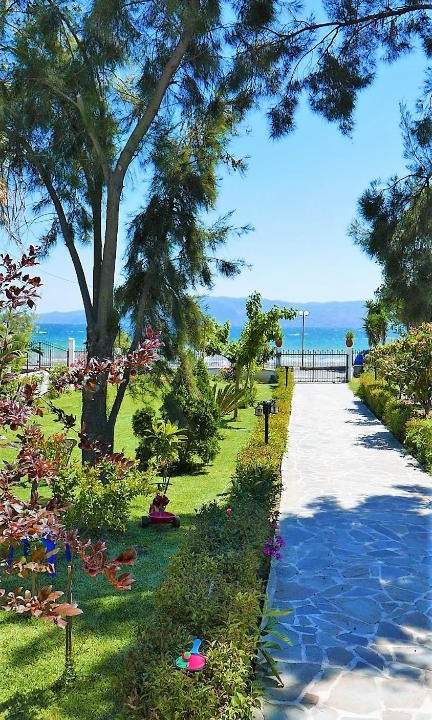 Amarinthos House | Amarynthos Beachfront Vacation House with garden