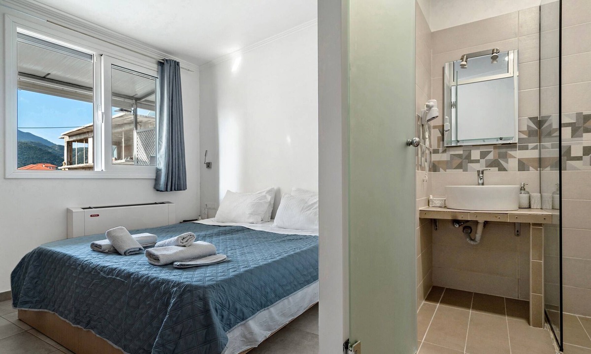 Nidri Apartment | Apartment 'Deluxe' with Shared Pool, Wi-Fi and Air Conditioning
