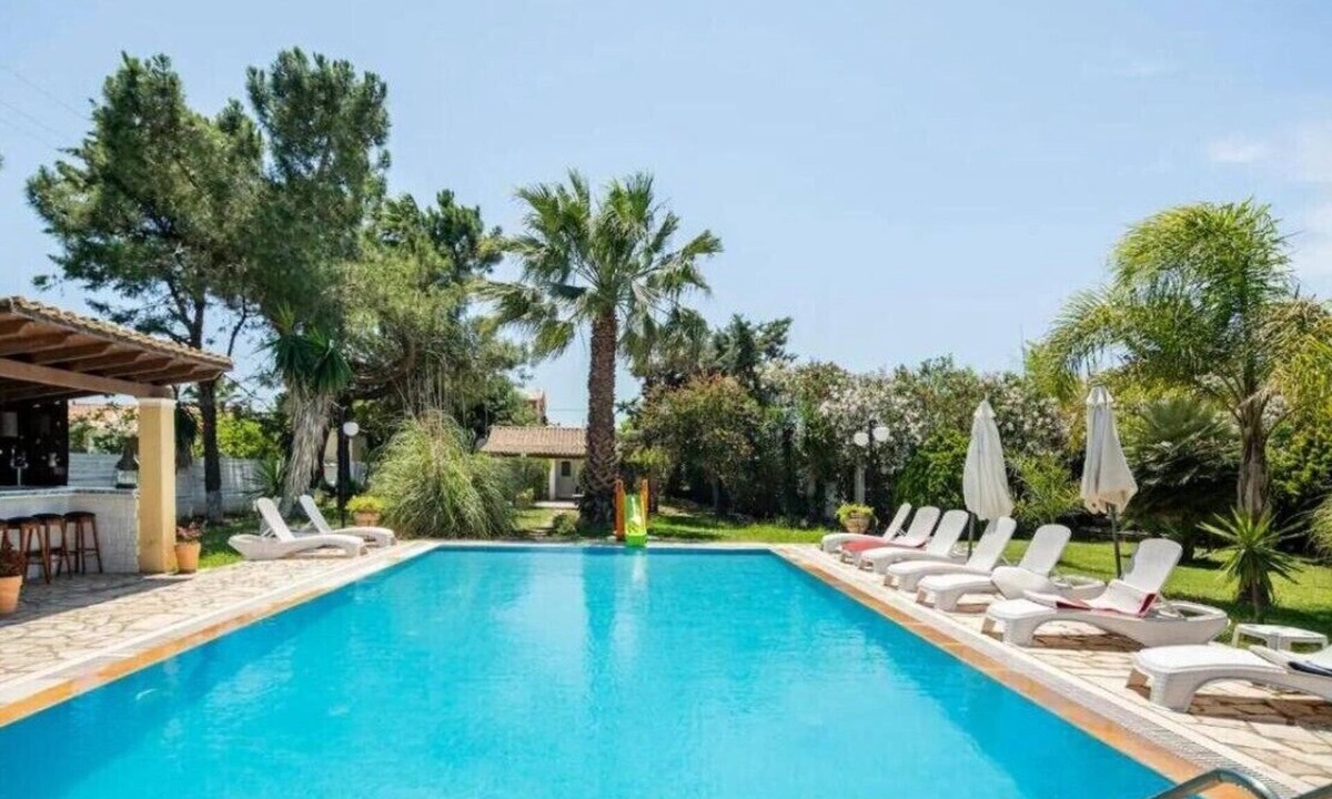 Ag. Georgios Apartment | Apartment 'Iris One-Bedroom Bungalow' with Shared Pool, Wi-Fi and Air Conditioning