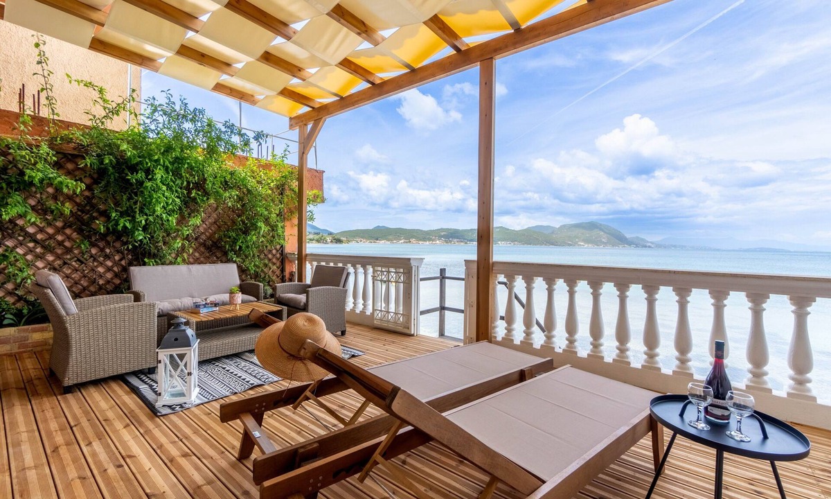 Agia Pelagia Chlomou Apartment | Apartment 'Nikos Seaside' with Sea View, Wi-Fi and Air Conditioning