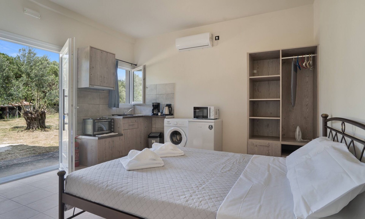 Sarlata Apartment | Apartment 'Panagis 1' with Mountain View, Wi-Fi and Air Conditioning