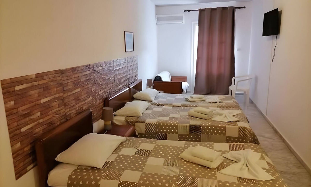 Kalymnos Town Apartment | Apartment 'Triple Room No 3' with Mountain View, Wi-Fi and Air Conditioning