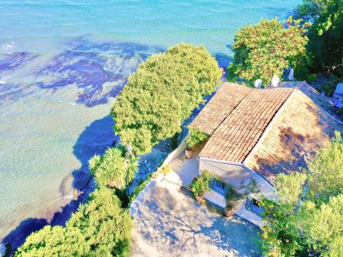 Apraos Villa | Apraos Beachfront House by DadoVillas