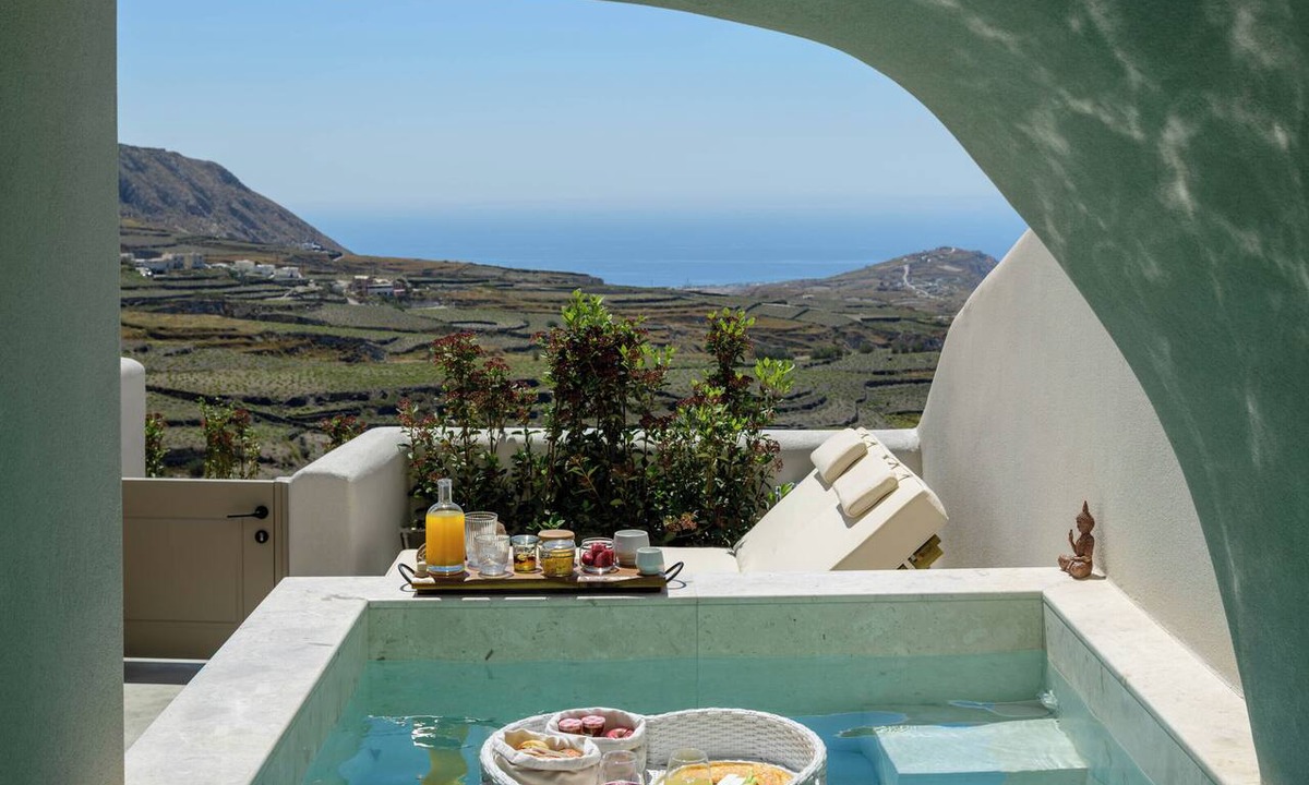 Pyrgos Hotel | Avelora Suites