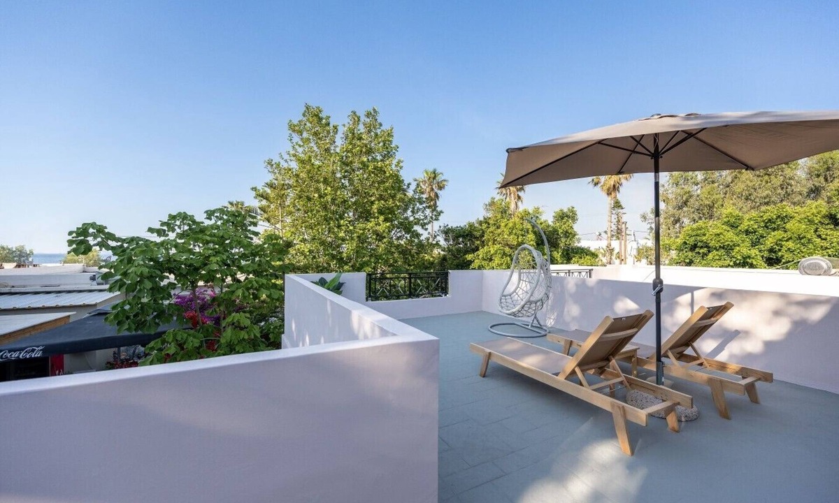 Tingaki Apartment | Azure Edge : Seafront View - Beach Stay