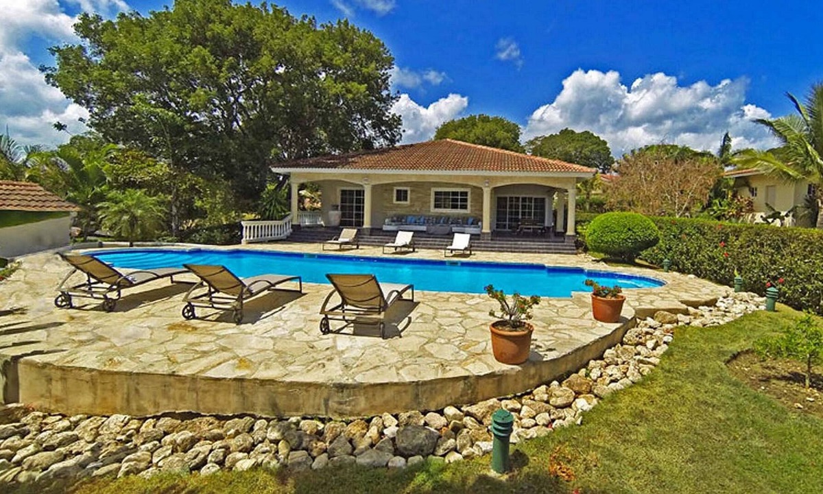 Urbanizacion Tavarez Villa | Beach, sun, girls, sport courts: guest-friendly residence in central Sosua!