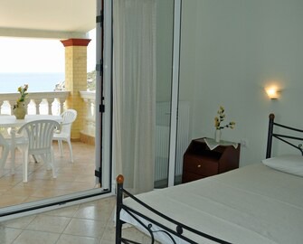 Sinarades Apartment | Beachfront House Tolis - Pelekas Beach