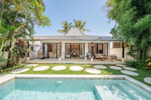 Penestanan Villa | Berapi by EVDEkimi - Lush Garden Villa with Pool & Outdoor Lounge