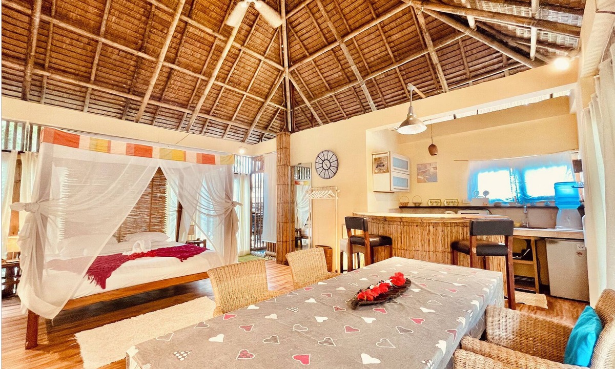 Balabag Villa | Big Bali-Style Studio with Kitchen, 3 Min to Beach