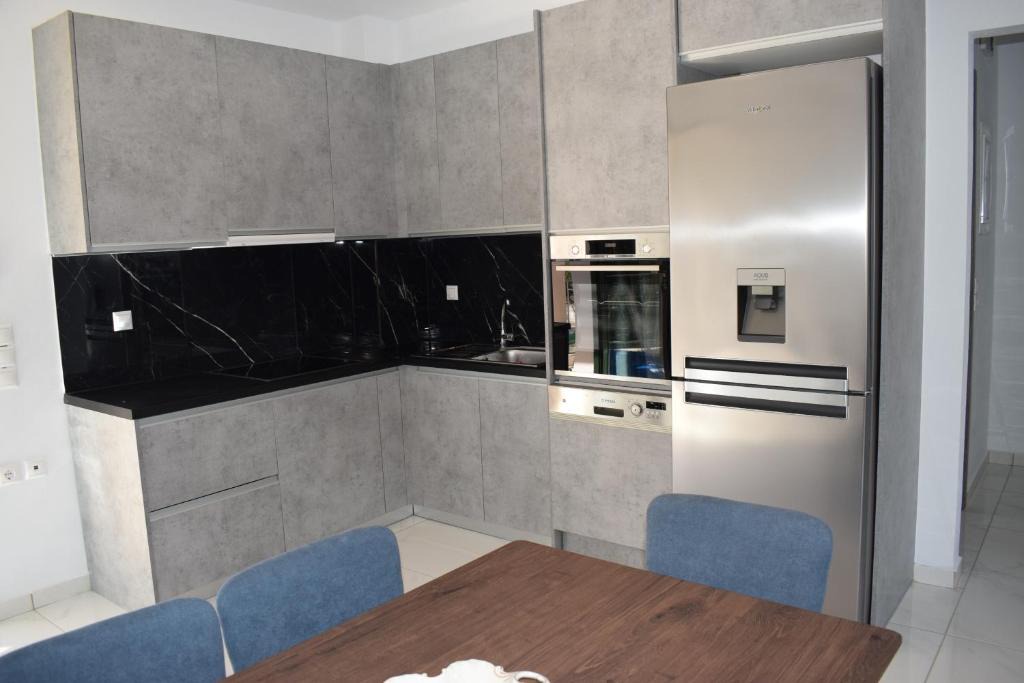 Makriotika Apartment | Black & White Apartments