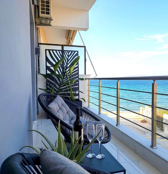 Korinthos Apartment | BLACK & WHITE SeaSide House