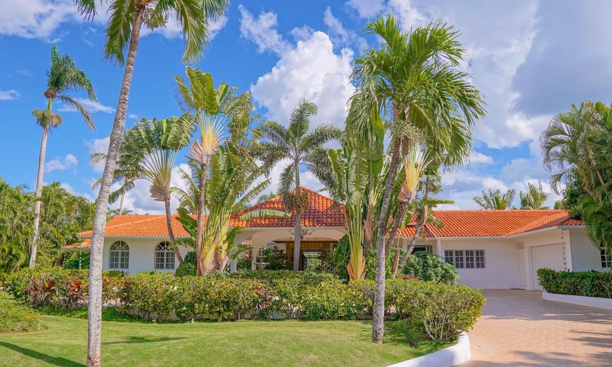 Los Mangos Villa | Breathtaking Villa Overlooking Golf Course Within Walking Distance to Beach
