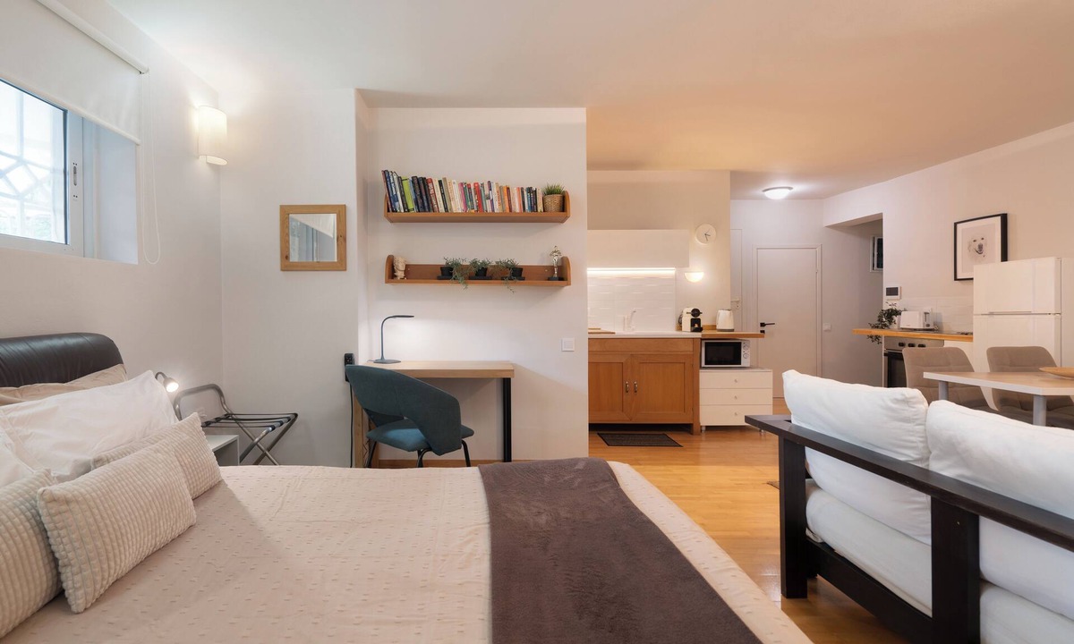 Glyfada Apartment | Bright, Cosy Studio near Glyfada Beach & Center