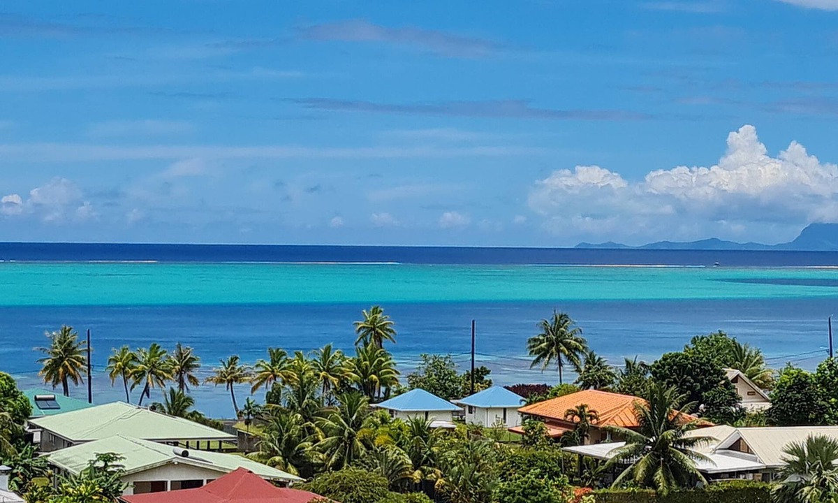Teahupoo House | Bungalow, pool, sunset, view of the lagoon and Bora Bora PK 8,9. Tenape.