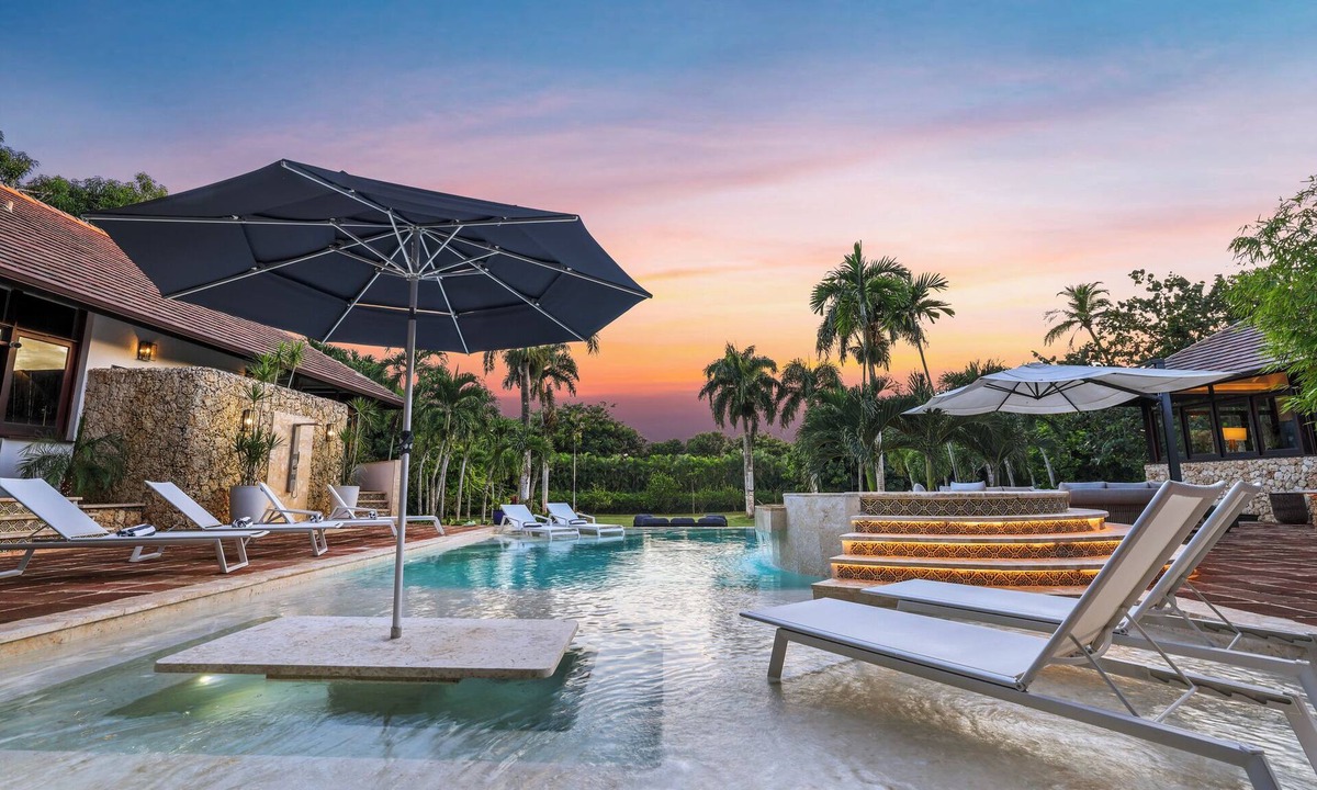 Casa de Campo Villa | Casa Bailey: 6 bdrm w/pool/jacuzzi/outdoor BBQ & firepit! Walk to beach!
