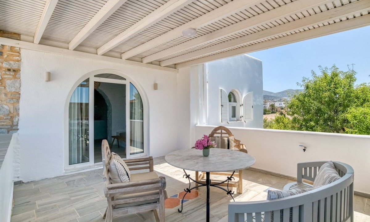 Aliki Apartment | Cavos Paros Veranda Apt: Large Patio, Bathtub & Walk to Beach