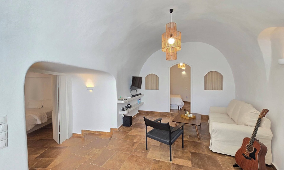Karterados House | Charming 3-bedroom cave house in enchanting Fira with AC, WiFi, Washer/Dryer