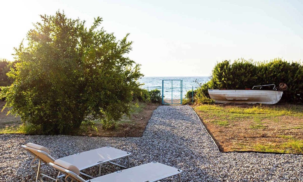 Kiparissia House | Charming Beachfront Haven, Steps from the Beach
