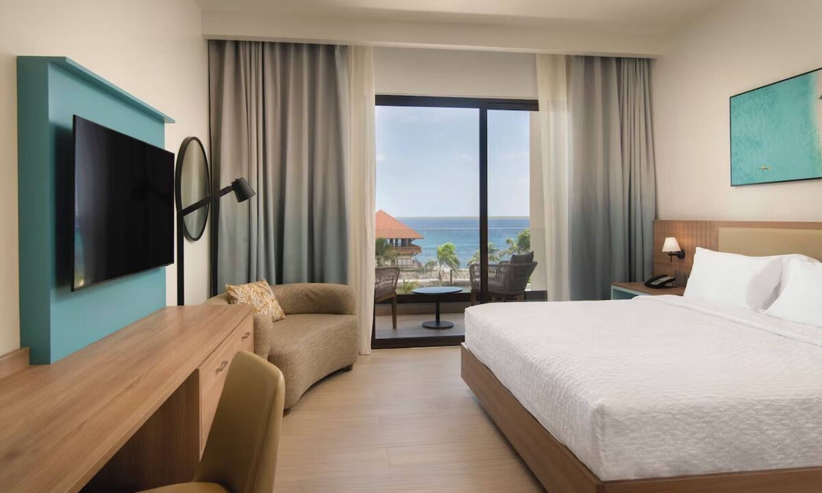 La Romana Hotel | Charming Oceanfront Stay – w/Balcony, Outside Pool & Free Parking