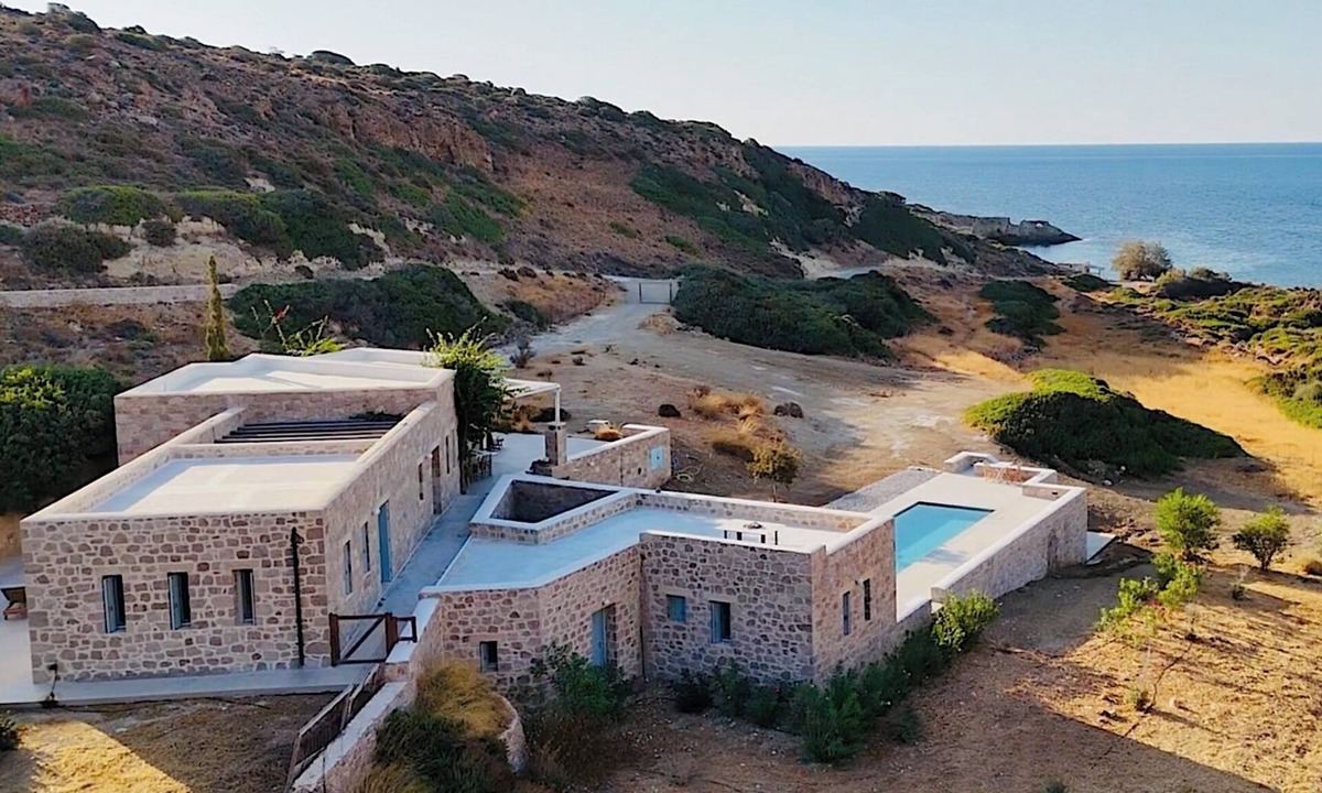 Milos Villa | Charming seaside villa with 5 bedrooms!
