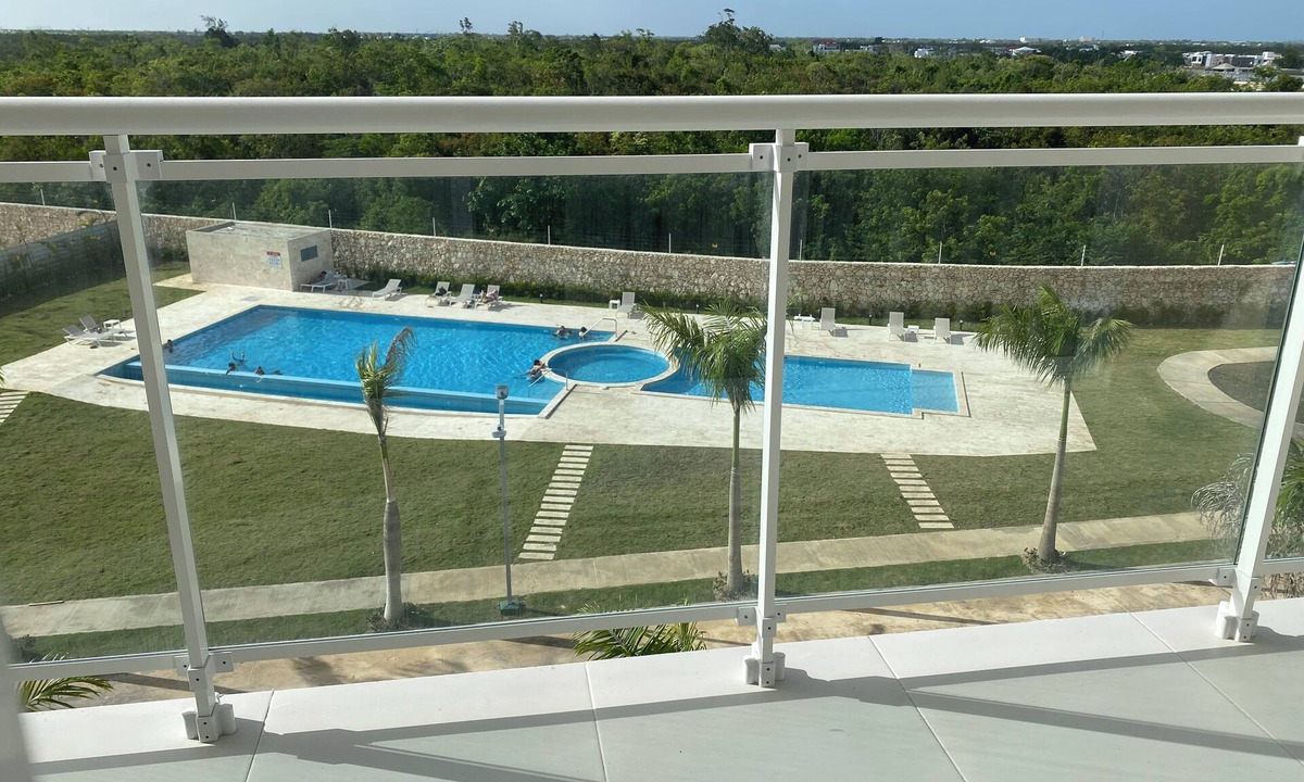 Veron Condo | Chic 1-bedroom condo Pool, Balcony & Tropical Vibes.