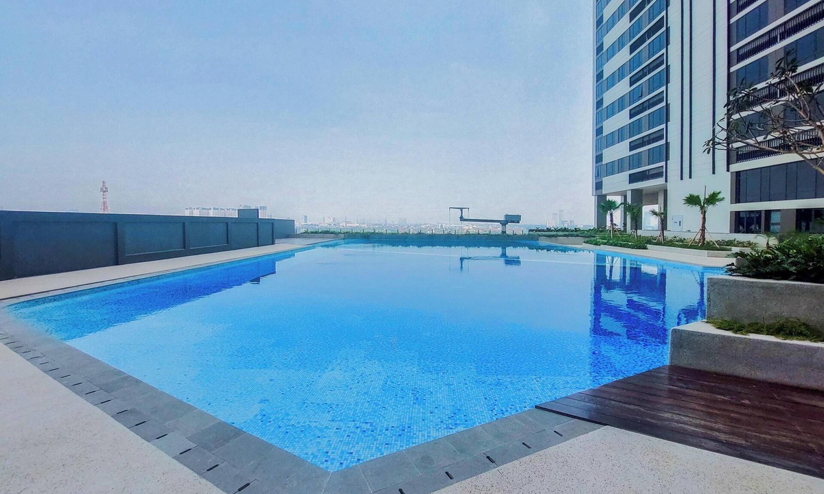 Panunggangan Utara Apartment | Chic Brown Touch Studio At Apartment Collins Boulevard