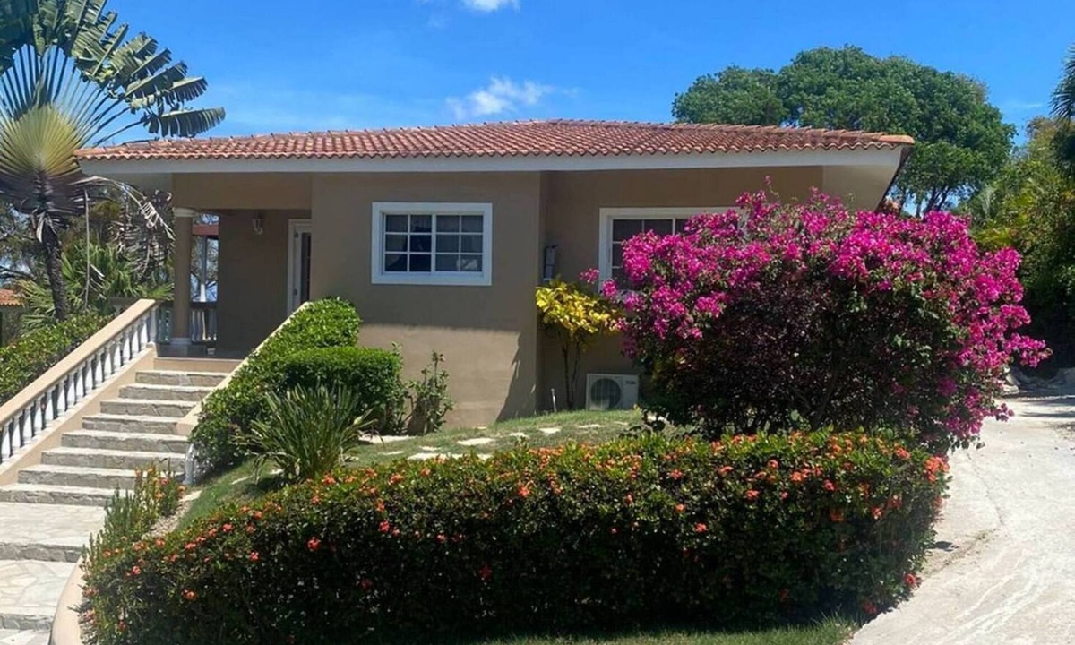 Urbanizacion Tavarez Villa | Come in our 5-bedroom guest-friendly villa with private pool!