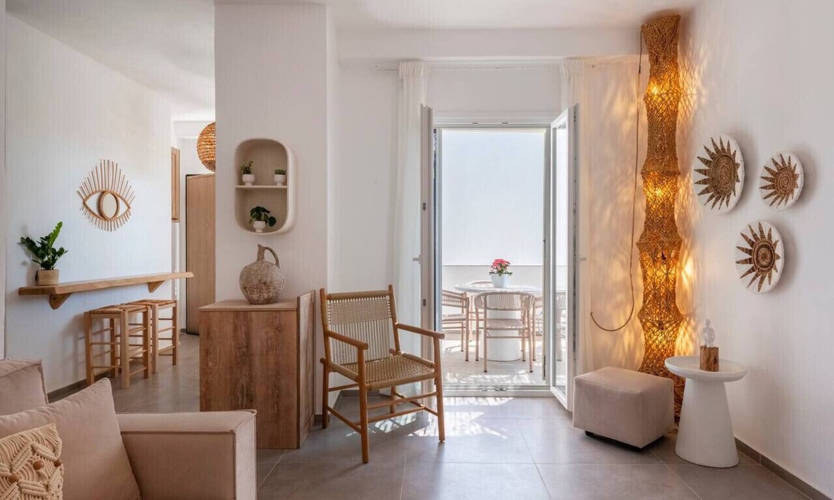Pounta Apartment | Comfortable House in Pounda, Close to the Beach and Port to Antiparos – Shared Pool Access