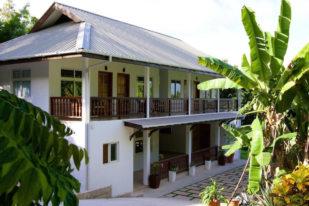 Baie Ste Anne Bed & Breakfast | Cote Jardin - Chalets Cote Mer