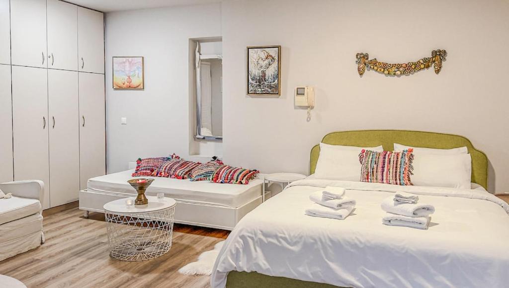 Amarousion Apartment | Cozy, Day-light Studio by The Mall