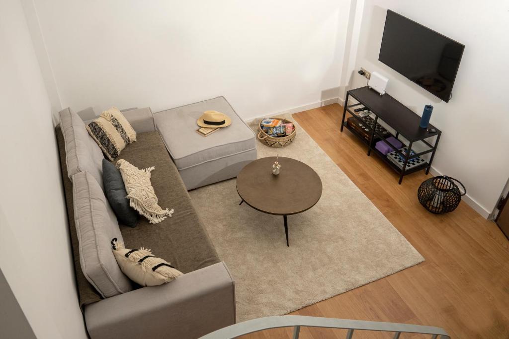 Filopappou Apartment | Cozy Hideaway: Serenity, Charm & Athenian Delights