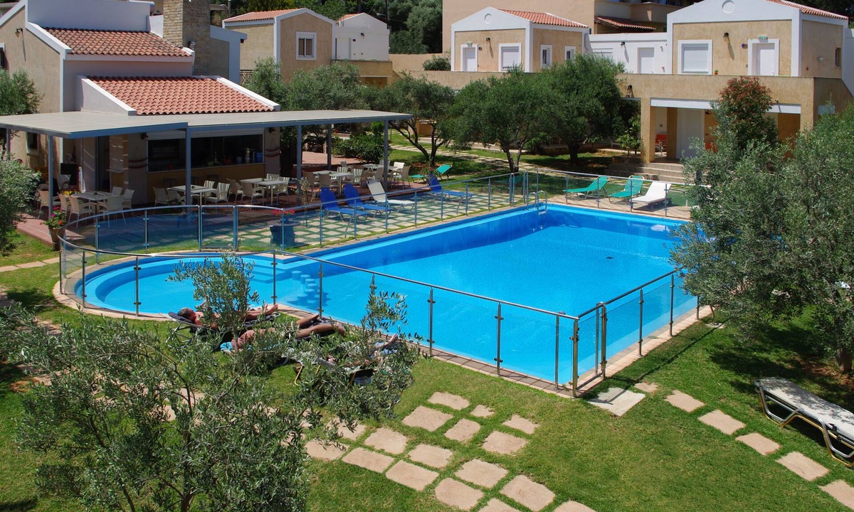 Daratsos Apartment | Cozy Studio with Swimming Pool Near the Sea