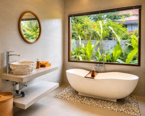 Sambahan House | Daneswara Tropical Stay Bathtub Near Ubud