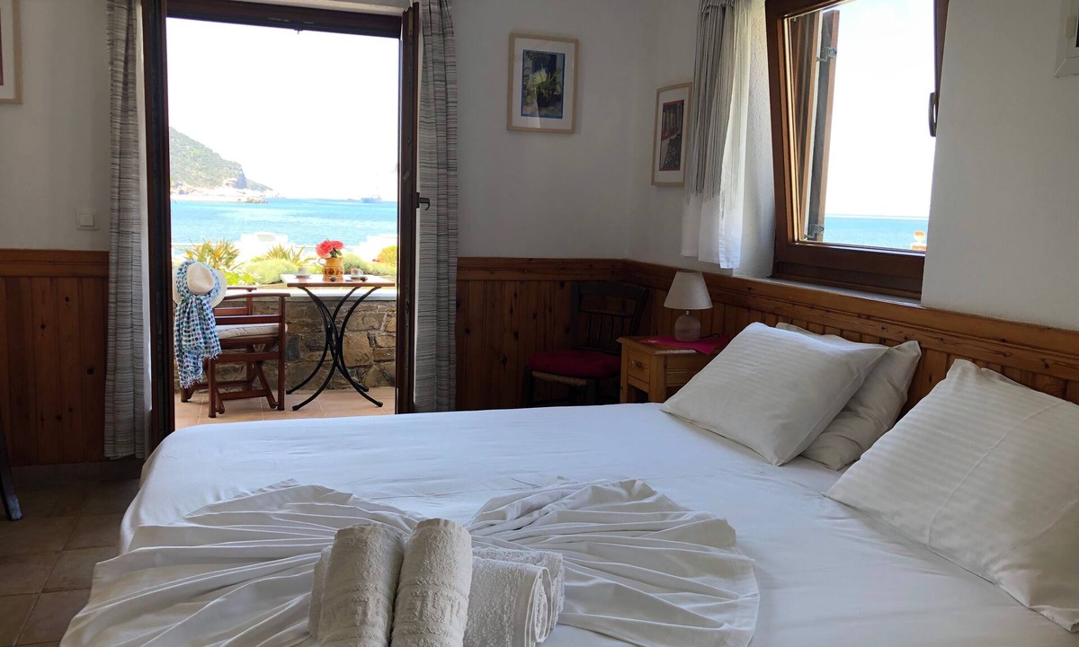 Skopelos Town Apartment | Del Sol sea side studio 12