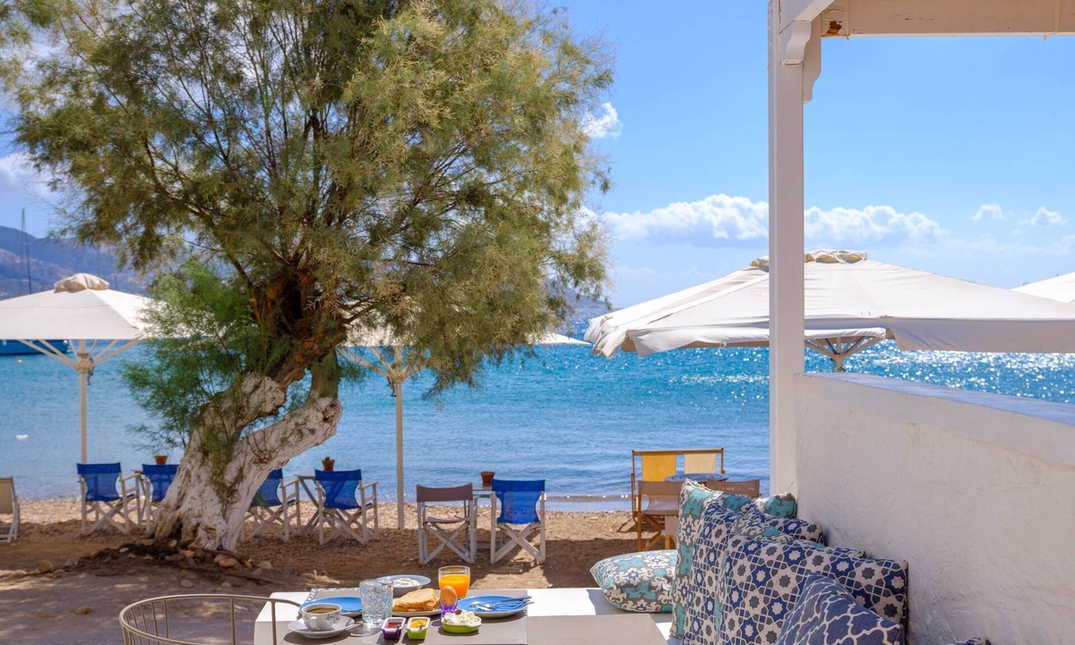 Psathi House | Echinousa Kimolos Apartment No5 with Mountain View, Wi-Fi & Air Conditioning