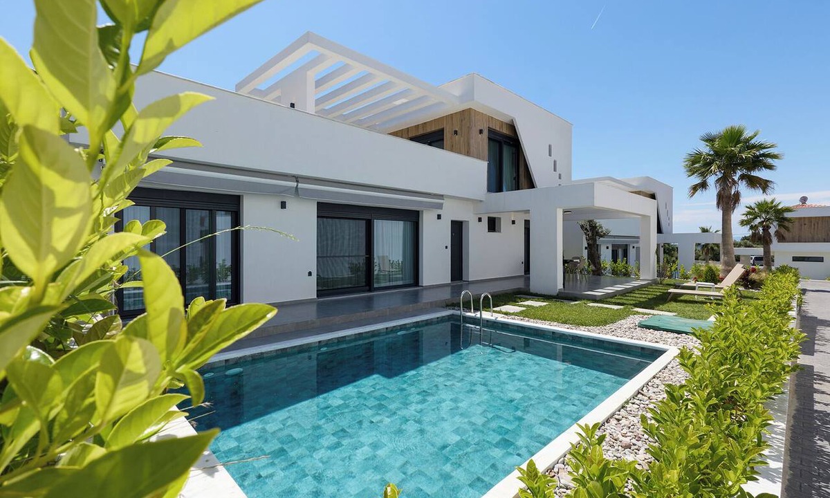 Skala Rachoniou Apartment | Emerald Three-Bedroom Villa with Private Pool and Rooftop