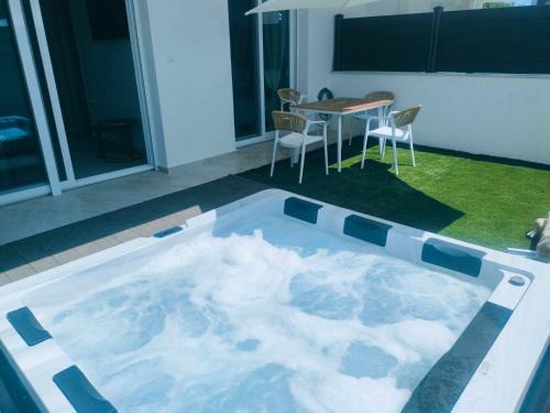 Keramoti Apartment | EriZen Jacuzzi suites