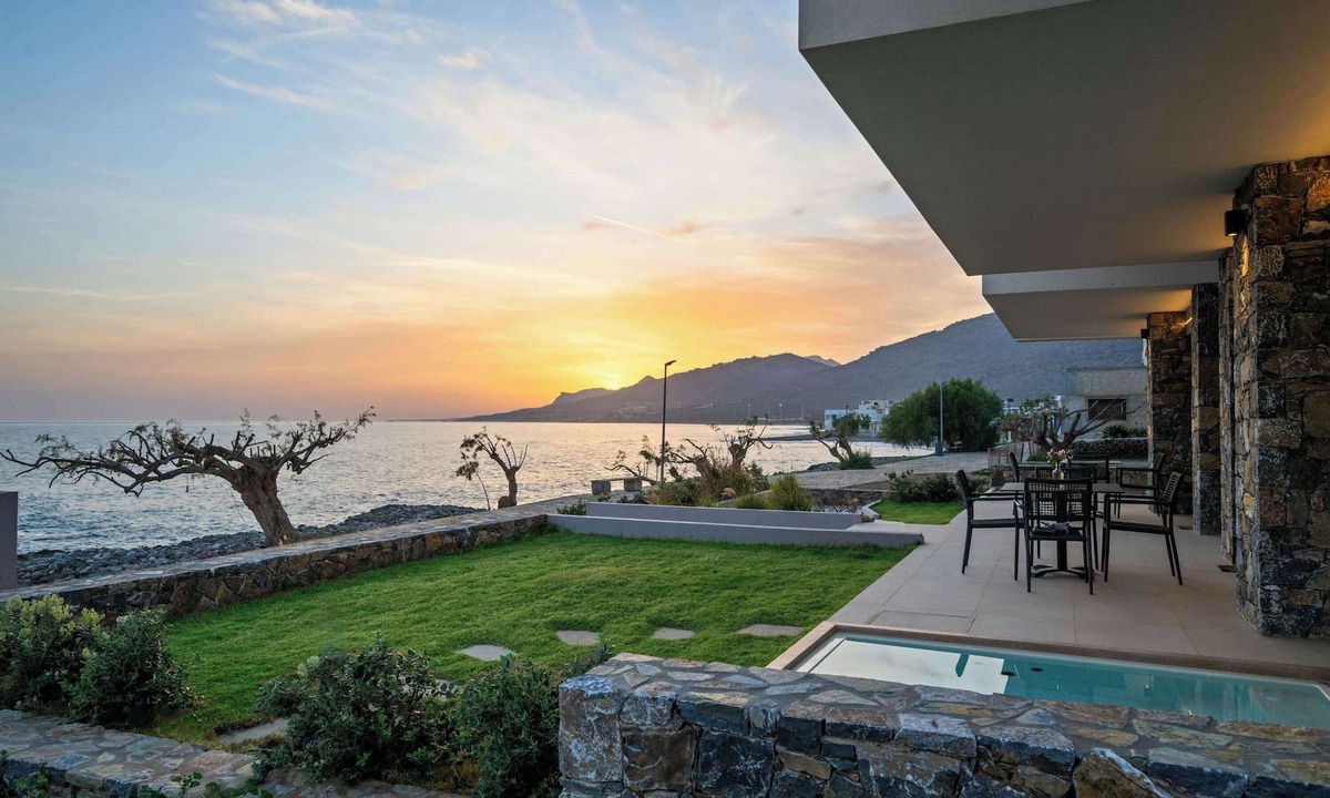 Koutsouras Apartment | Evelmare Beachfront Apartment With Private Jacuzzi