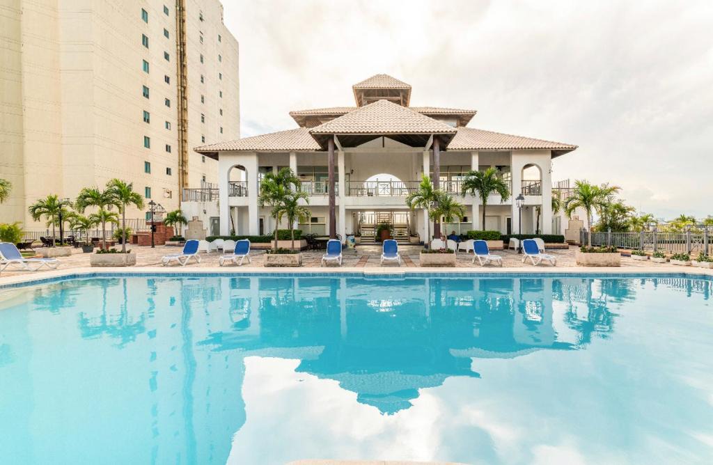 San Geronimo Apartment | Exclusive 3 BDR, Gym & Pool, SeaView, Luxury Tower